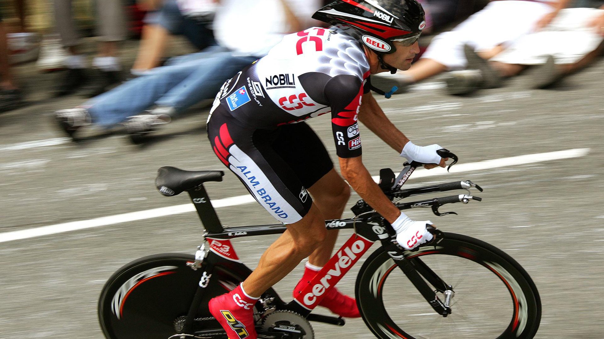 C罗与粉丝互动现场热情高涨,c罗与队友