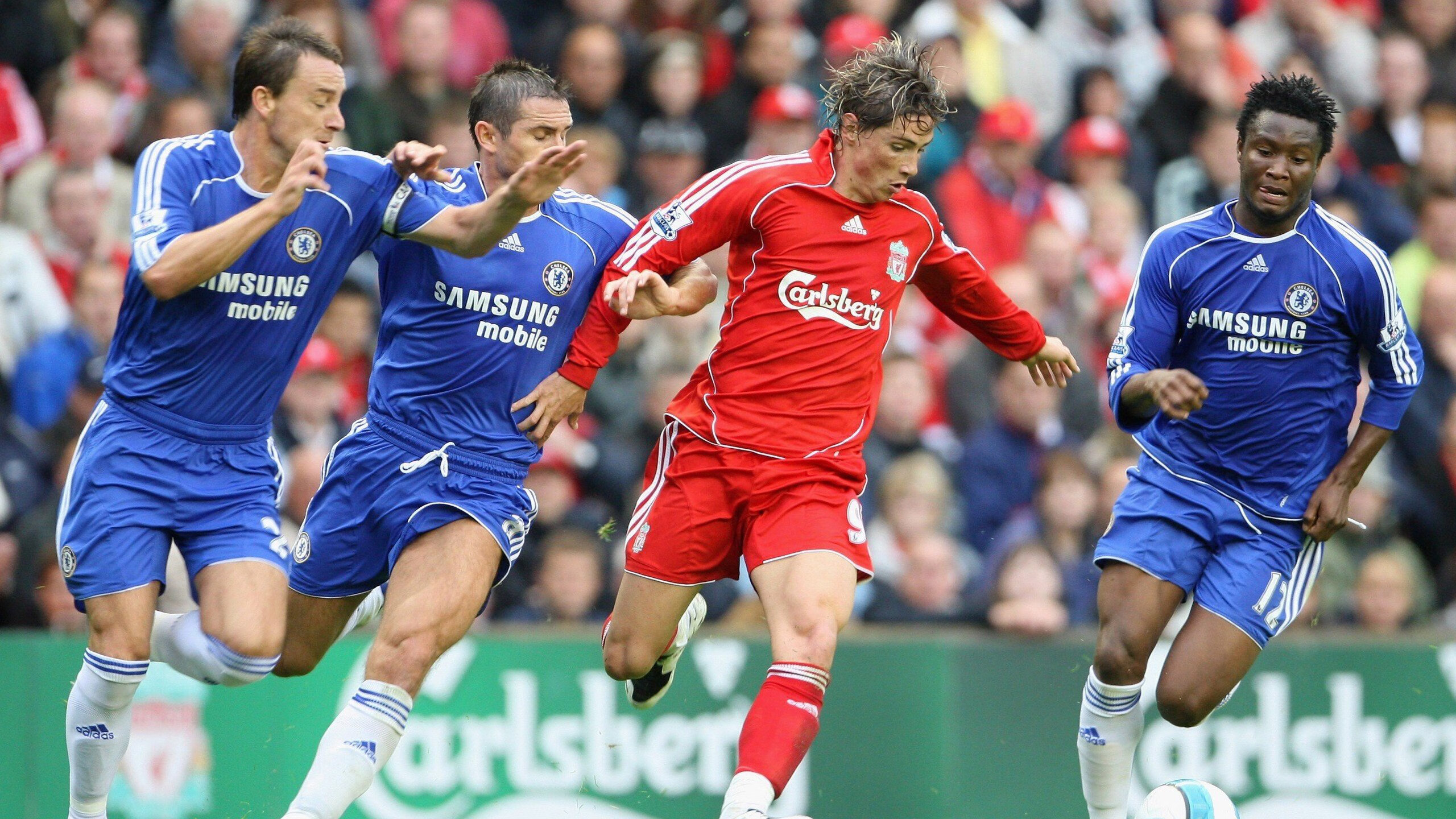 C罗与粉丝互动现场热情高涨,c罗与队友